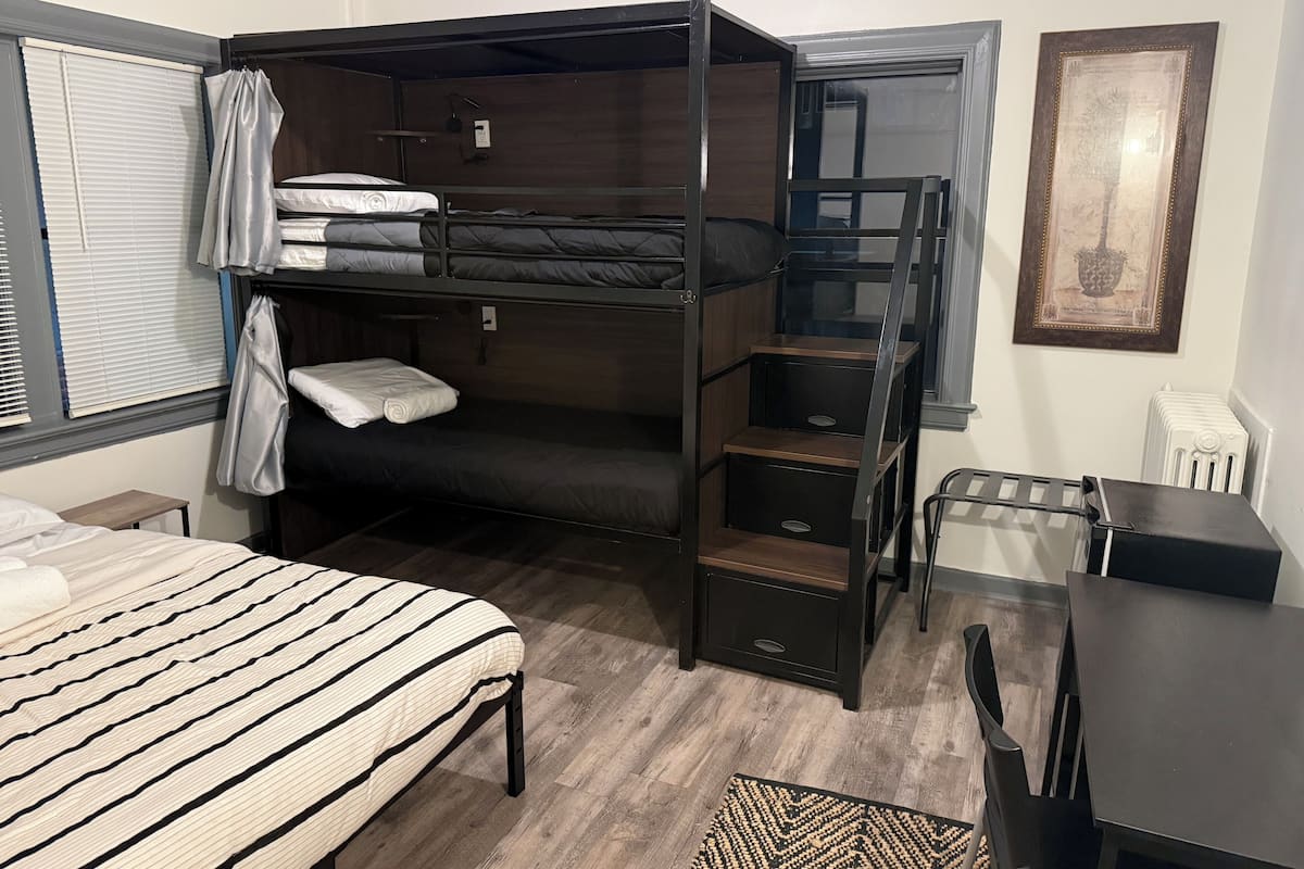 Habitación cuádruple Deluxe | Ropa de cama de alta calidad, wifi gratis y ropa de cama