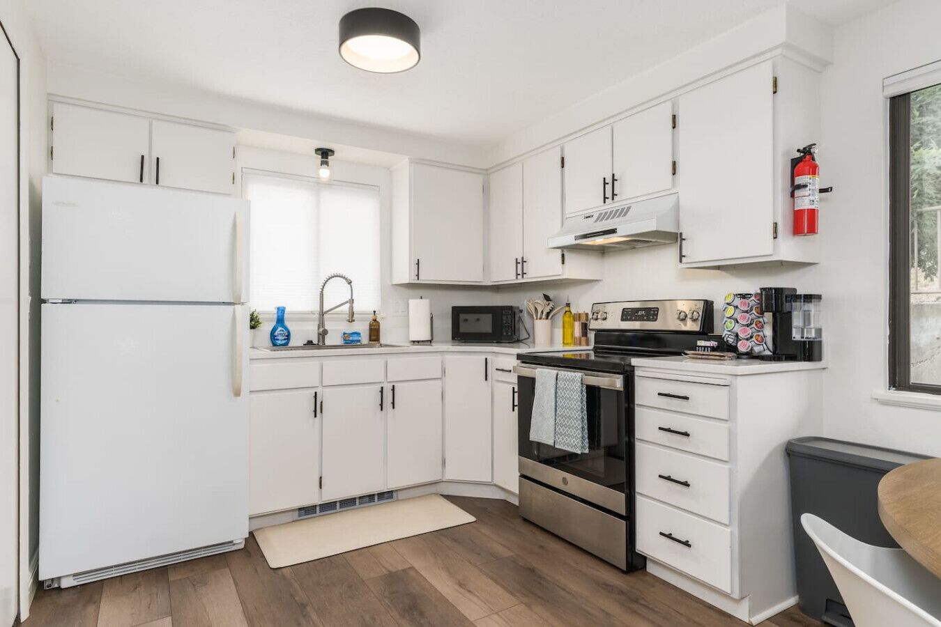 Refrigerador, microondas, horno y parrilla de estufa 