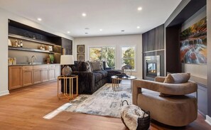 Una Smart TV, una chimenea