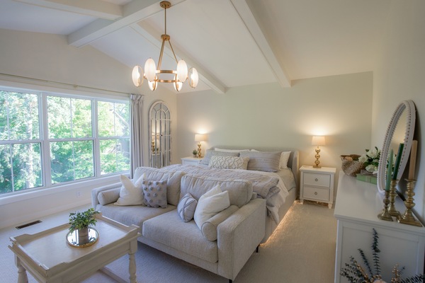 5 bedrooms, iron/ironing board, WiFi, bed sheets