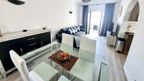 Un apartamento moderno con comedor, cocina y sala de estar.