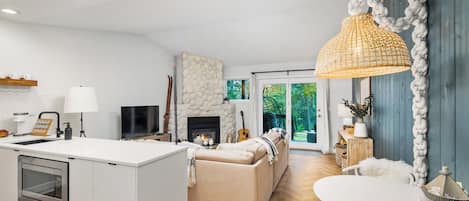 Smart TV, fireplace
