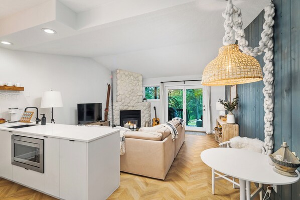 Smart TV, fireplace