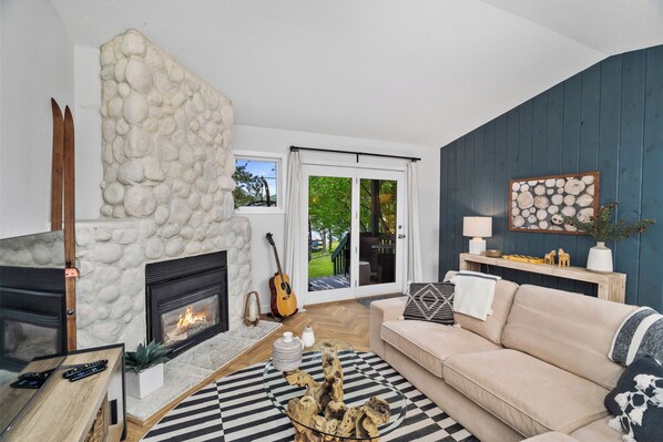 Smart TV, fireplace