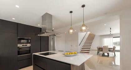 Lux House - Exclusive Retreat w/ Pool & View