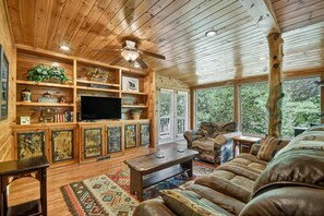 TV - Gone Fish Inn| Creek Frontage| Hot Tub | Pool Table (Epworth)