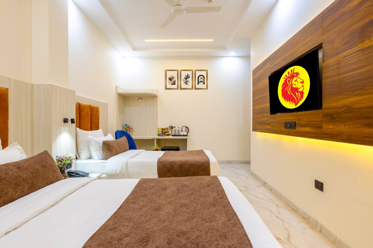 Deluxe Double or Twin Room, City View | Peralatan tempat tidur premium, gebar bulu kapas, busa memori, meja 