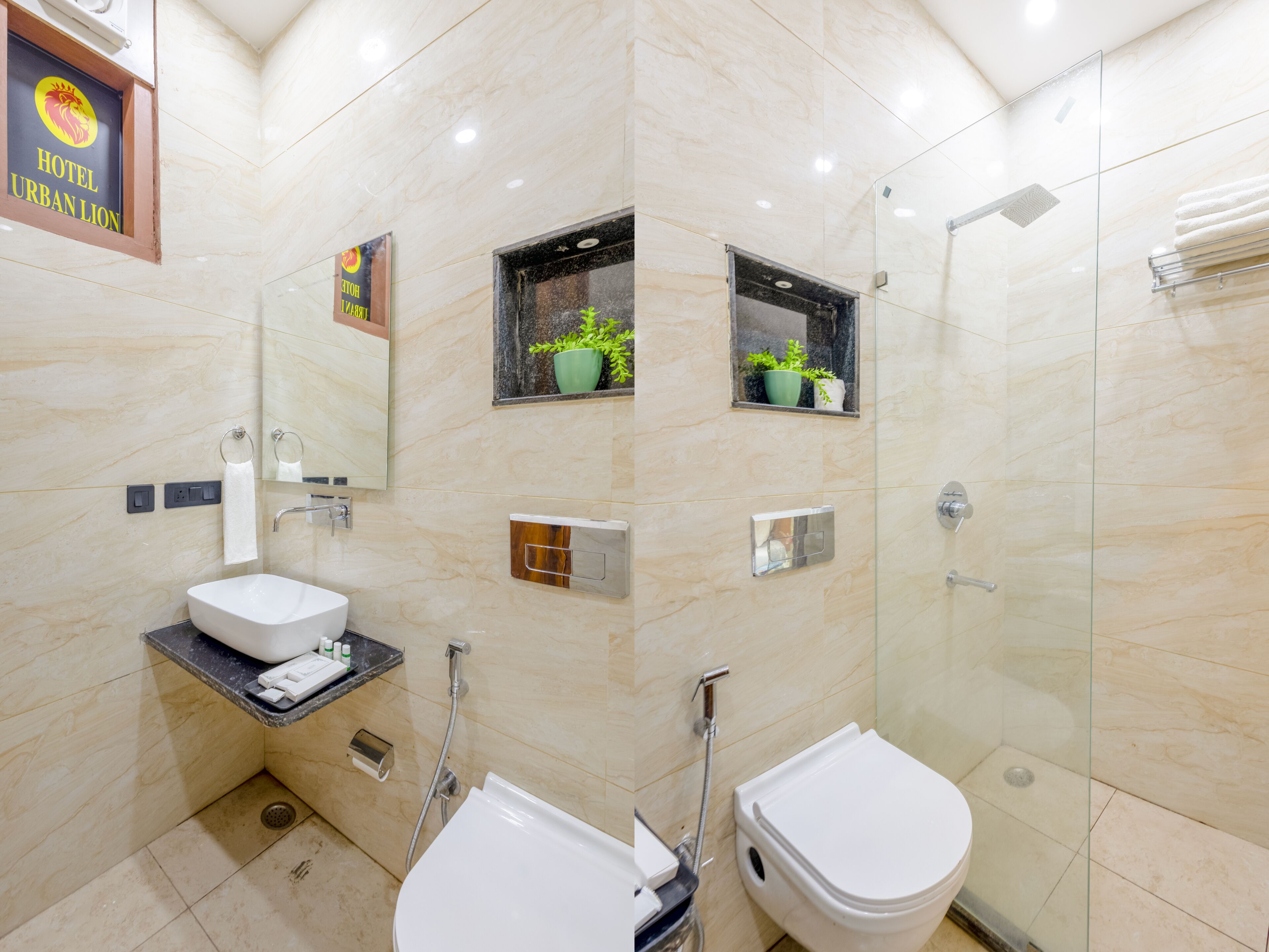 Une salle de bain moderne avec une douche à parois de verre, un lavabo avec un miroir et des toilettes.