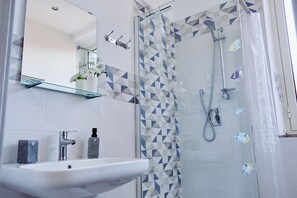 Shower, hair dryer, bidet, towels