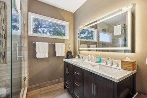 Dusche, Haartrockner, Handtücher, Seife