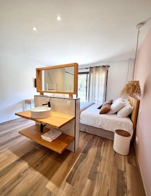 5 bedrooms, WiFi, bed sheets