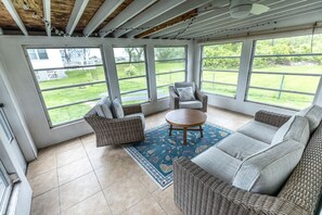 Smart TV, table tennis