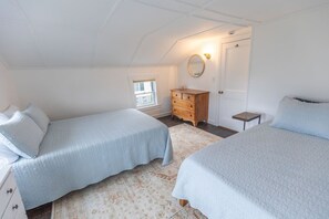 3 habitaciones, escritorio y tabla de planchar con plancha 