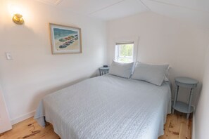 3 bedrooms, desk, iron/ironing board, travel cot