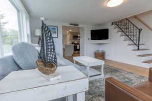 Smart-tv och ett bordtennisbord
