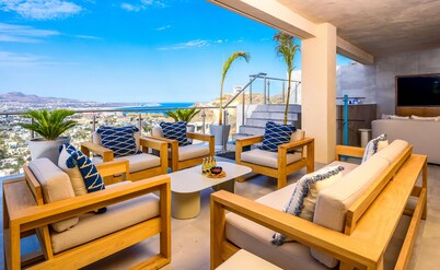 STUNNING VIEWS, LUXURY PENTHOUSE, PRIVATE JACUZZI!