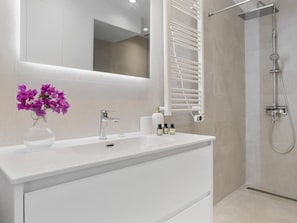 Douche, sĂšche-cheveux, serviettes fournies