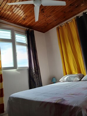 3 chambres, fer et planche à repasser, Wi-Fi, draps fournis