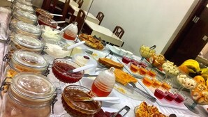 Une table de buffet proposant divers plats et accompagnements.