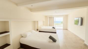 Classic Quadruple Room | Desk, free WiFi