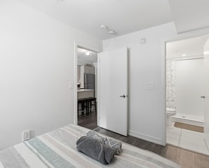 Iron/ironing board, free WiFi - Cozy Toronto Townhouse  (North york)