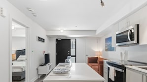 Uma cozinha moderna com uma ilha central, micro-ondas e fogão.