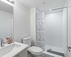 Soap, shampoo, toilet paper - Cozy Toronto Townhouse  (North york)