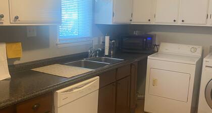 Halsey Home - Charming 2-bedroom house with AC, Wi-Fi in welcoming Hutchinson