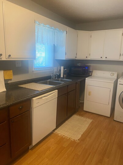 Halsey Home - Charming 2-bedroom house with AC, Wi-Fi in welcoming Hutchinson
