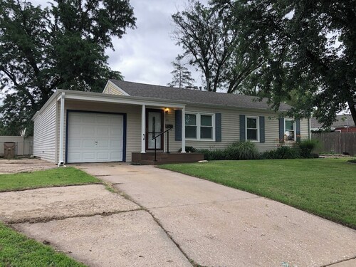 Halsey Home - Charming 2-bedroom house with AC, Wi-Fi in welcoming Hutchinson