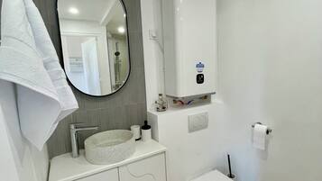 Douche, sĂšche-cheveux, serviettes fournies, savon