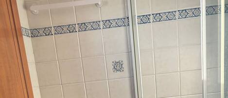 Dusche, Haartrockner, Handtücher, Seife