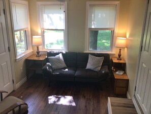 Living area - Charming 1-bedroom cabin in Port Hope-PET FRIENDLY (Port Hope)
