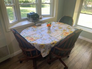 Dining - Charming 1-bedroom cabin in Port Hope-PET FRIENDLY (Port Hope)
