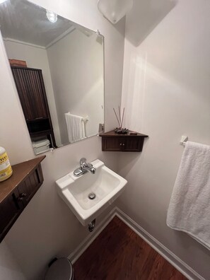 Bañera de hidromasaje, secador de pelo, toallas y jabón