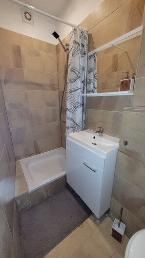 Shower, hair dryer, towels, soap - Privilege -Much included (Viersen)