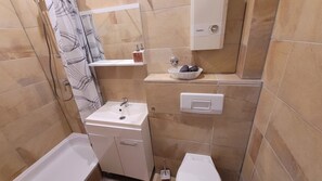 Douche, séchoir à cheveux, serviettes fournies, savon
