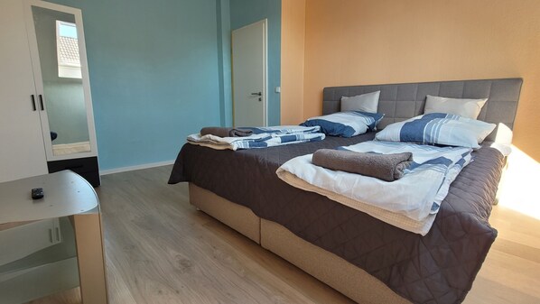 1 bedroom, travel crib, free WiFi, bed sheets - Privilege - lots included! See description (Viersen)