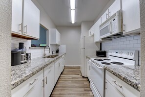 冷蔵庫、電子レンジ、オーブン、コンロ