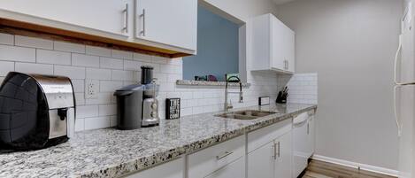 ثلاجة، ميكروويف، فرن، موقد طهي مسطح