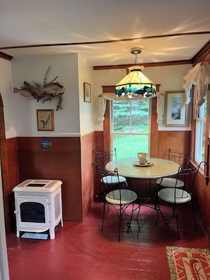 Dining - Cozy 500sf cabin with private dock (China)