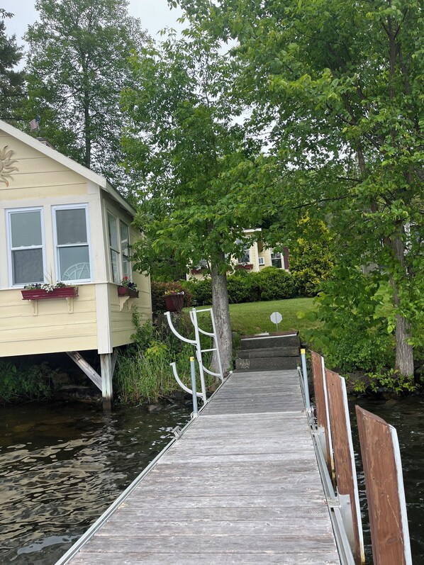 Property grounds - Cozy 500sf cabin with private dock (China)