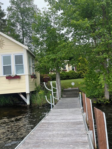Cozy 500sf cabin with private dock