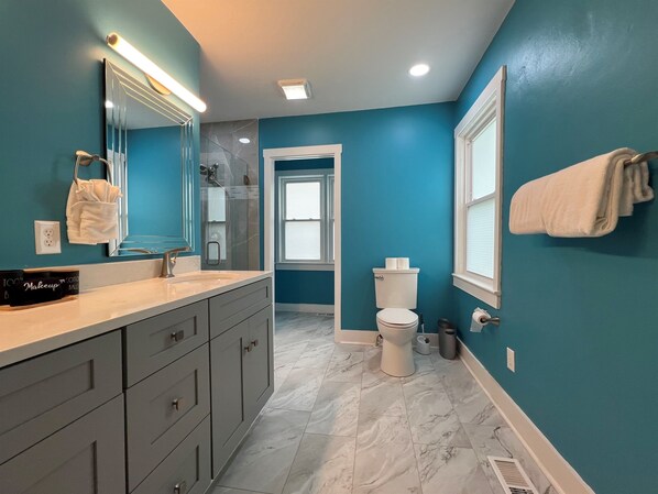 Shower, hair dryer, towels - The Porchside Perch Walk to UNA/Downtown Florence (Florence)