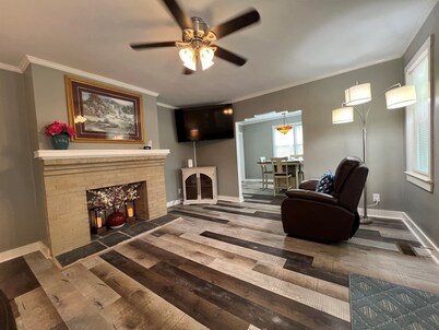 The Porchside Perch Walkable to UNA, Downtown Florence, Seven Points