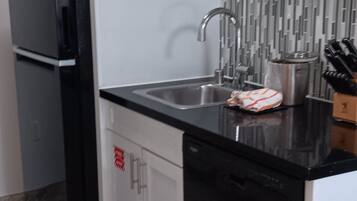 Refrigerador, microondas, parrilla de estufa y lavavajillas