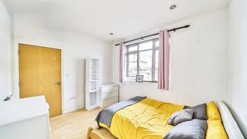 4 bedrooms, iron/ironing board, free WiFi, bed sheets