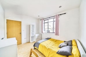 4 bedrooms, iron/ironing board, free WiFi, bed sheets