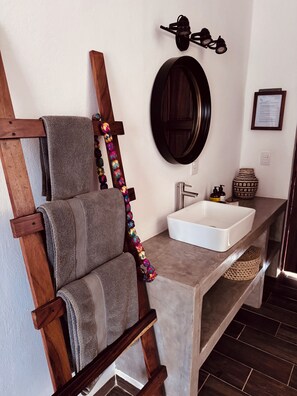 Chambre simple, 1 grand lit | Salle de bain | Douche, douche cascade, serviettes fournies, savon