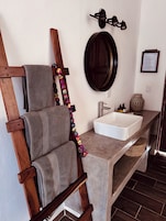 Habitación individual, 1 cama de matrimonio | Baño | Ducha, cabezal de ducha tipo lluvia, toallas y jabón